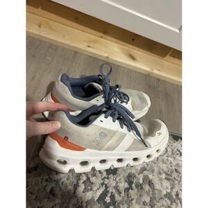 Women's On Cloud Shoes Size 7